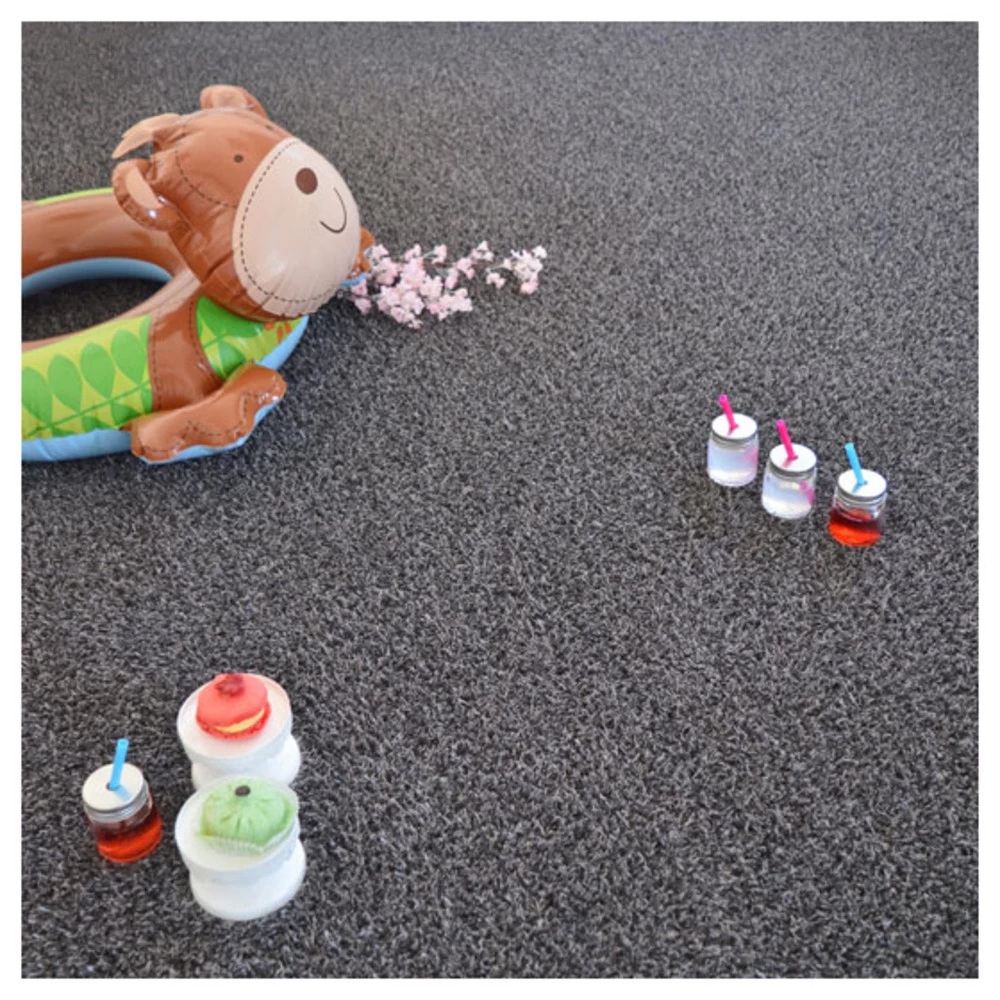 Gazon Synthétique Happy Party - Couleur Gris Foncé - Classé Feu - 20mm - 1m X 8m – Image 2